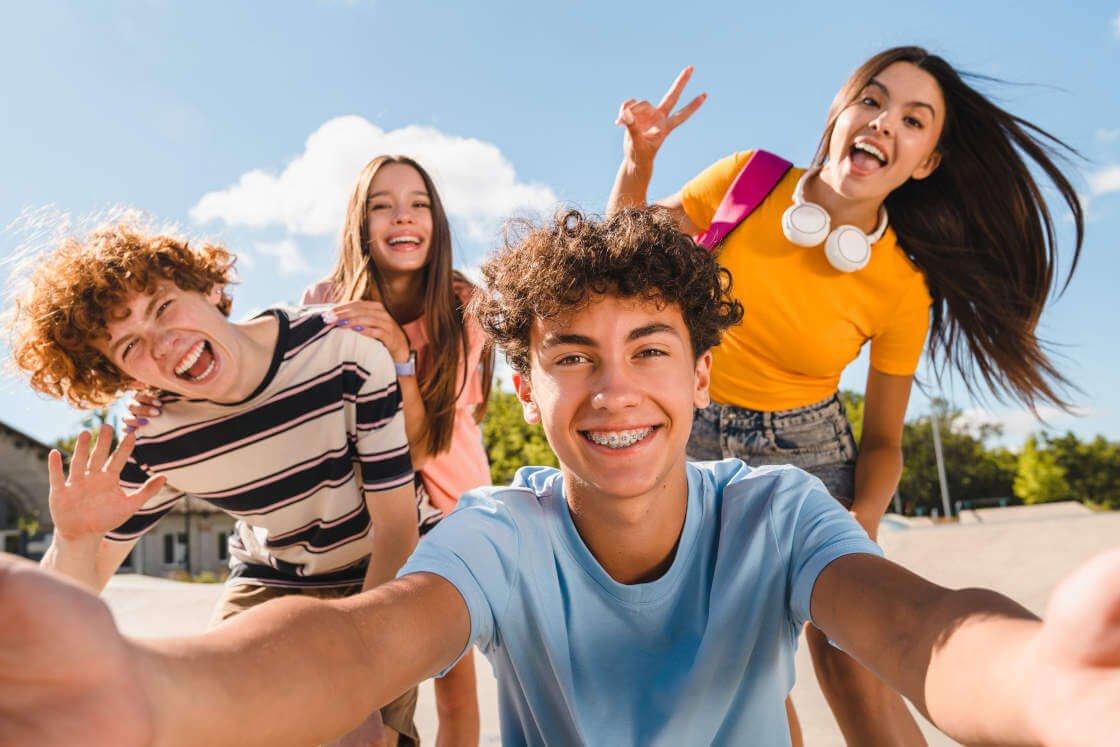 Eine Gruppe Jugendlicher im Sommer